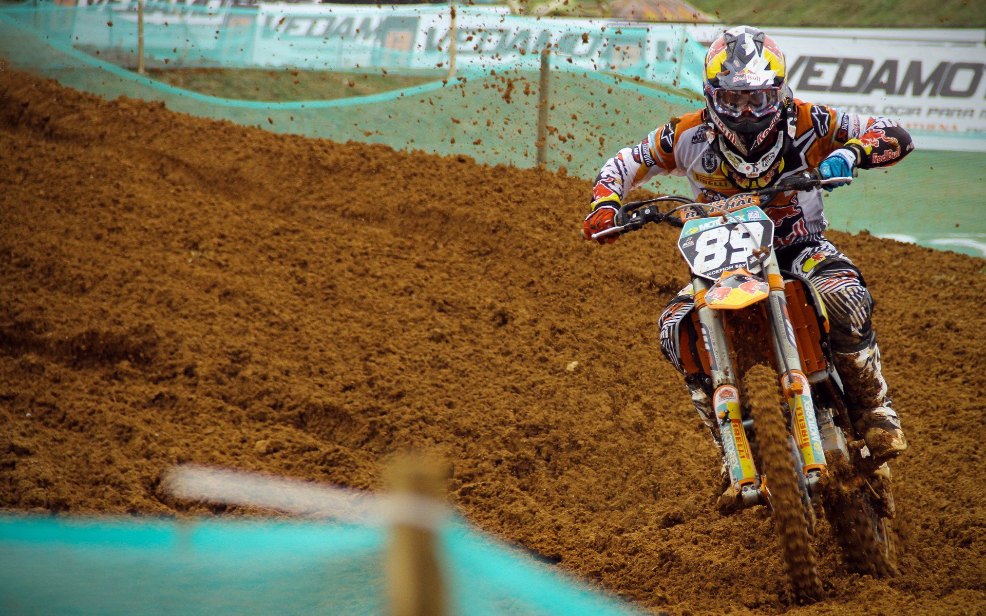 世界体育记者赛跑日 媒体人脱下相机跑向跑道