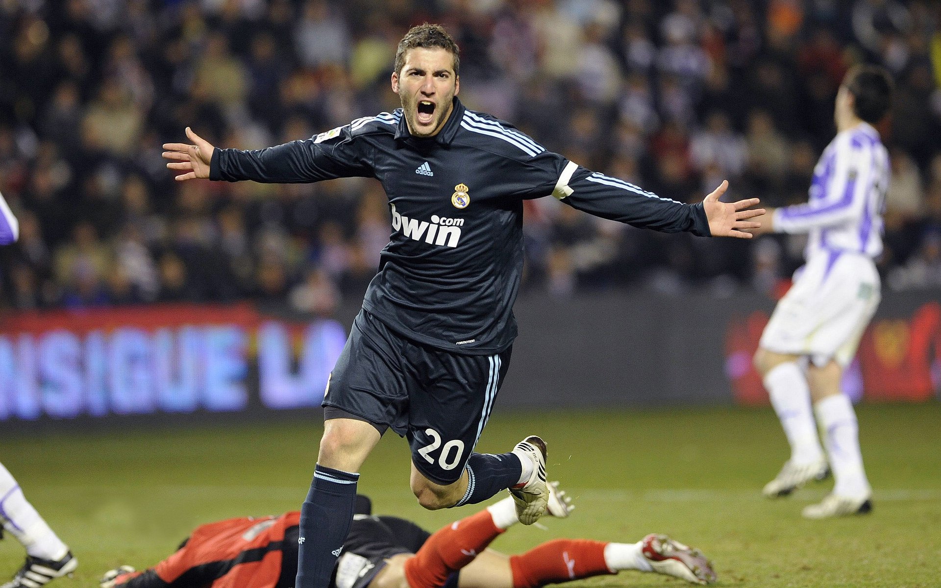 全场起立！这一幕太燃了，全场起立鼓掌表情包